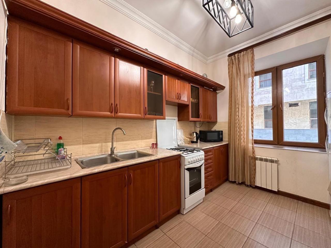 Hotel & Apartments California Yerevan Exterior foto