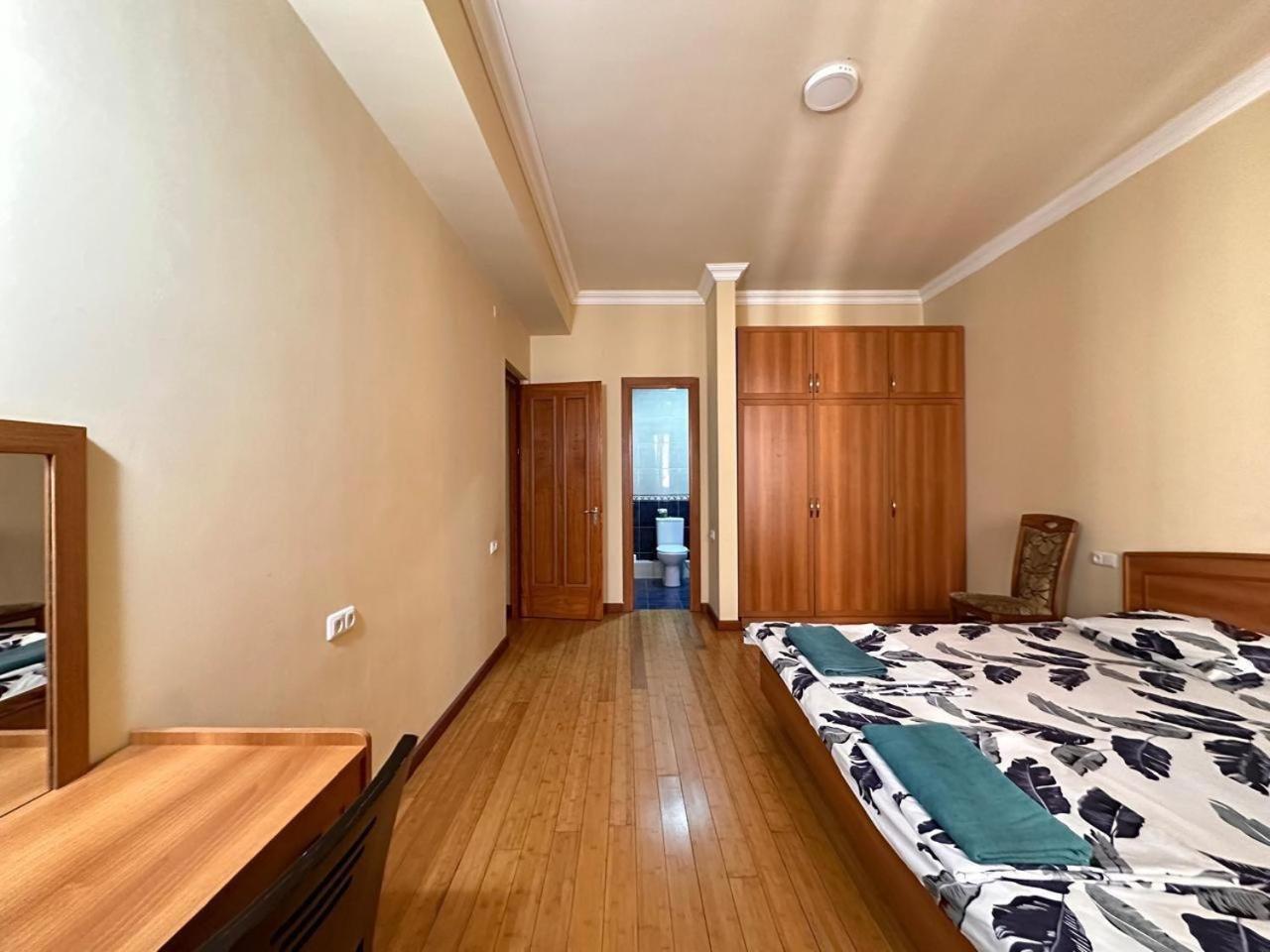 Hotel & Apartments California Yerevan Exterior foto
