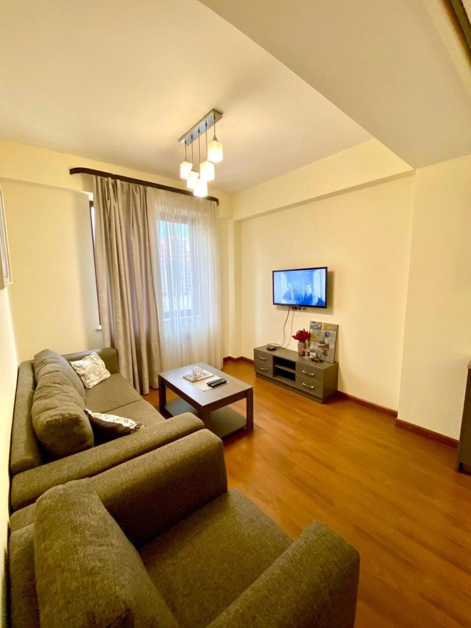 Hotel & Apartments California Yerevan Exterior foto
