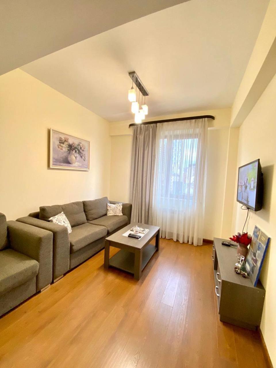 Hotel & Apartments California Yerevan Exterior foto