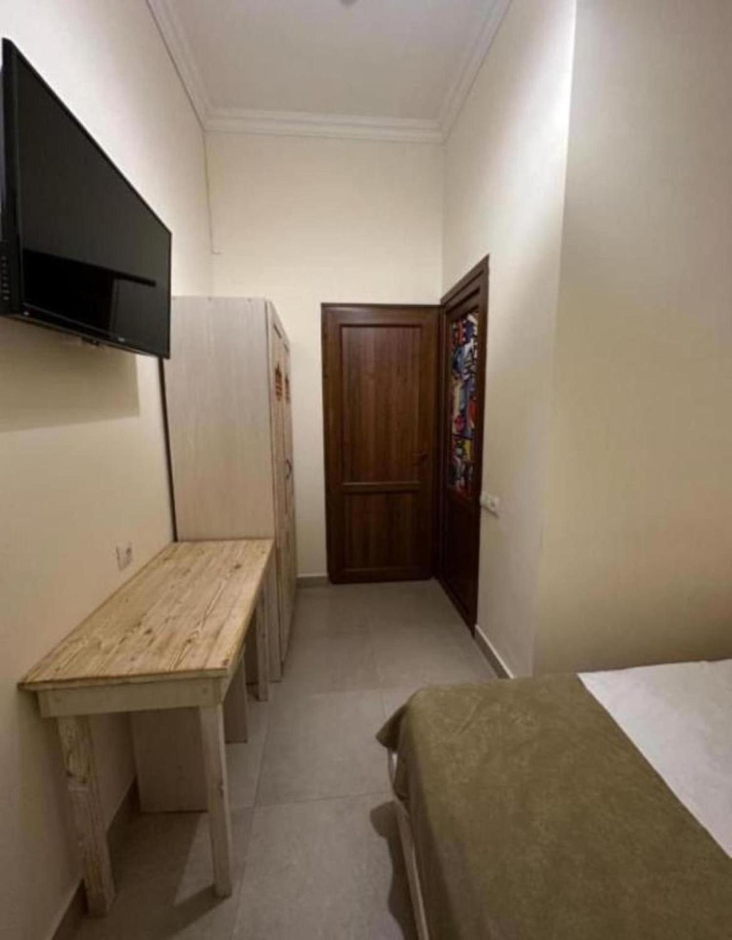 Hotel & Apartments California Yerevan Exterior foto